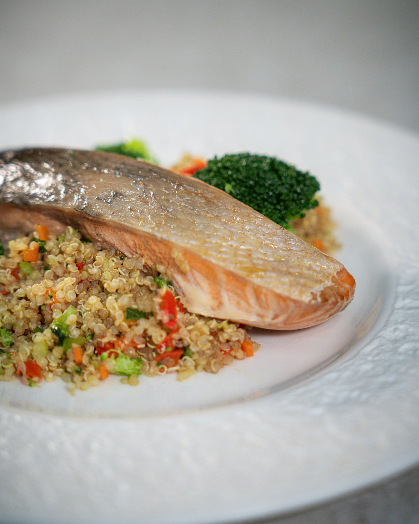 SALMÓN CON QUINOA Y VERDURAS