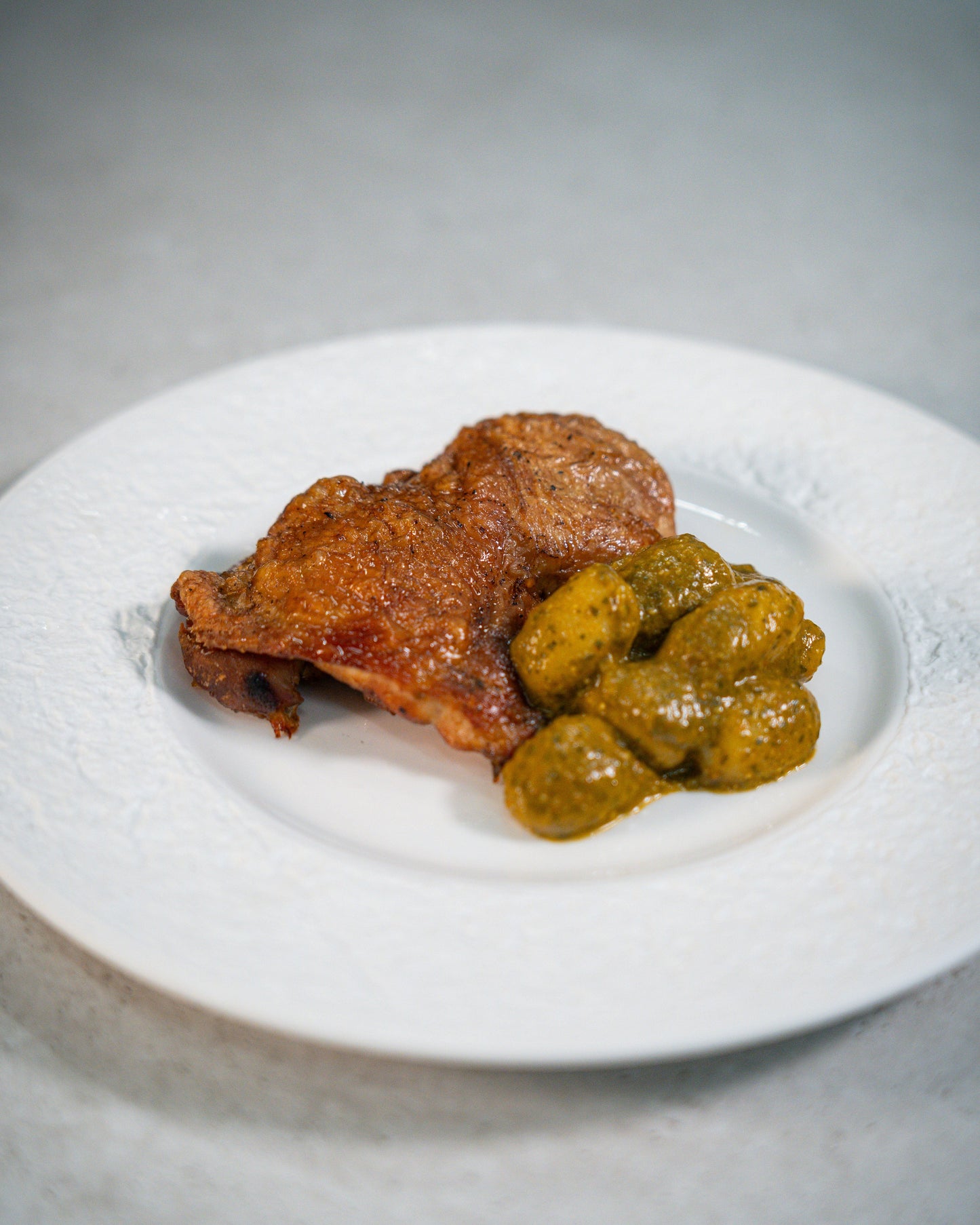 POLLO ASADO DESHUESADO CON ÑOQUIS AL PESTO ROJO