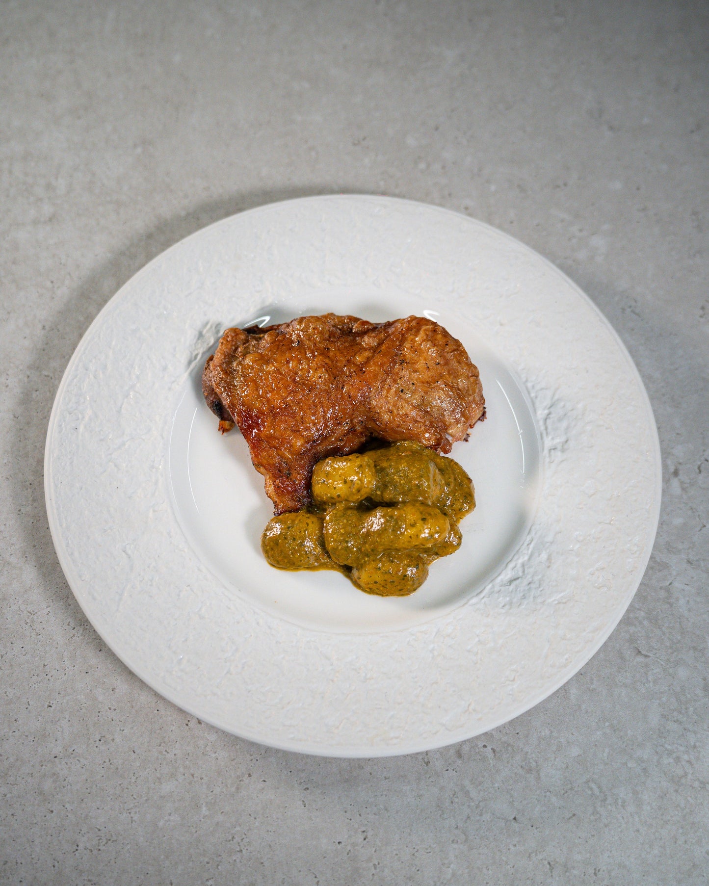 POLLO ASADO DESHUESADO CON ÑOQUIS AL PESTO ROJO