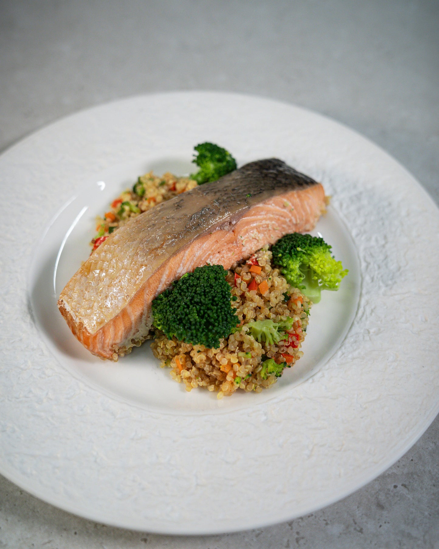 SALMÓN CON QUINOA Y VERDURAS